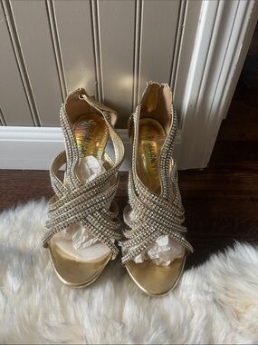 Exquisite detail ! Delicacy Gold Crystal Embellished Strappy Heels